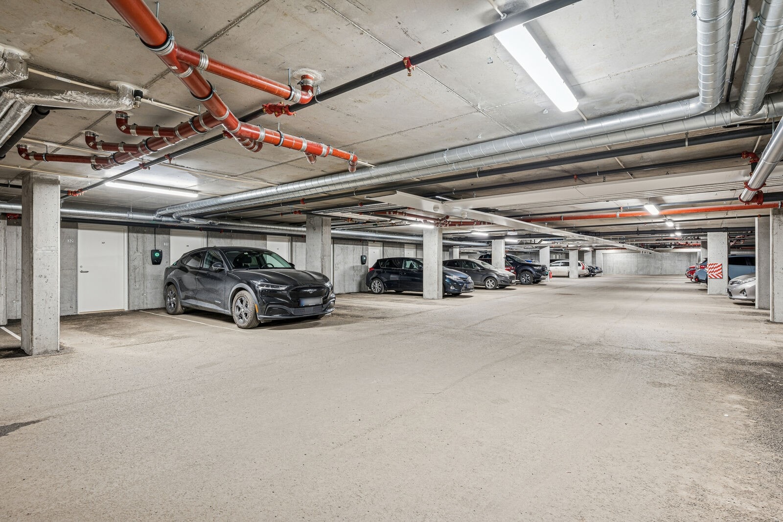 Bod og parkeringsplass i garasjekjeller Galleribilde