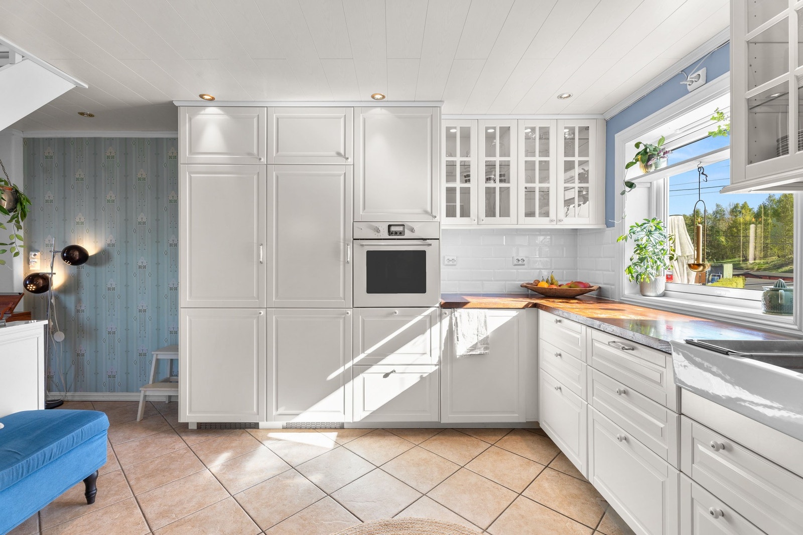 Store vindusflater slipper inn godt med naturlig lys, som gjør rommet til en fin arbeidsplass for tilberedning av måltidene. Galleribilde