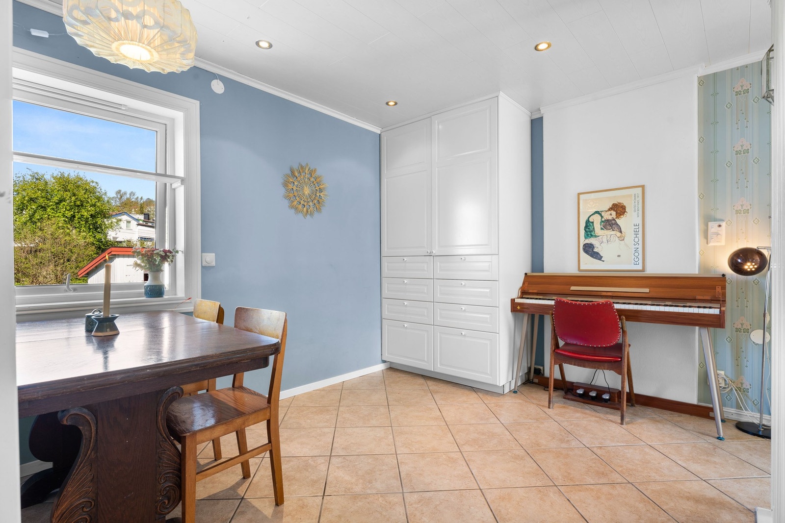 I tillegg til spisebord er det plass til diverse oppbevaringsmøblement som vitrineskap, skjenker m.m. Galleribilde