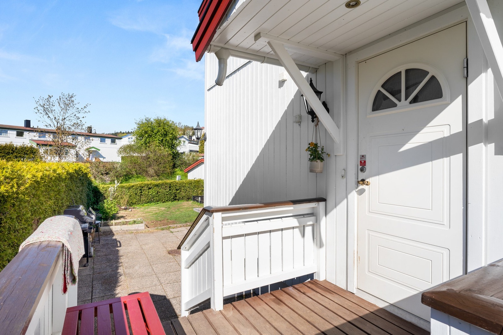 Fra inngangspartiet er det direkte tilgang til både hagen og opparbeidet terrasseplatting på ca. 25 kvm. Galleribilde