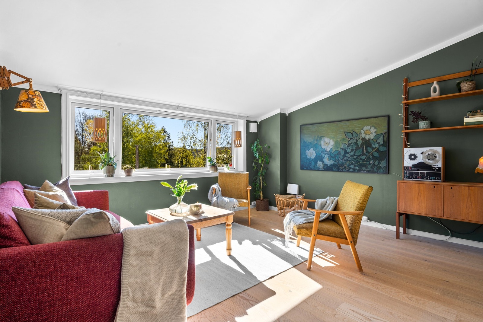 Oppe i 2. etasje ligger hovedstuen, som kan skilte med god plass til sofa- og medieløsninger. Rommet fremstår som moderne og ble nylig oppusset med nytt gulv og malte overflater. Galleribilde