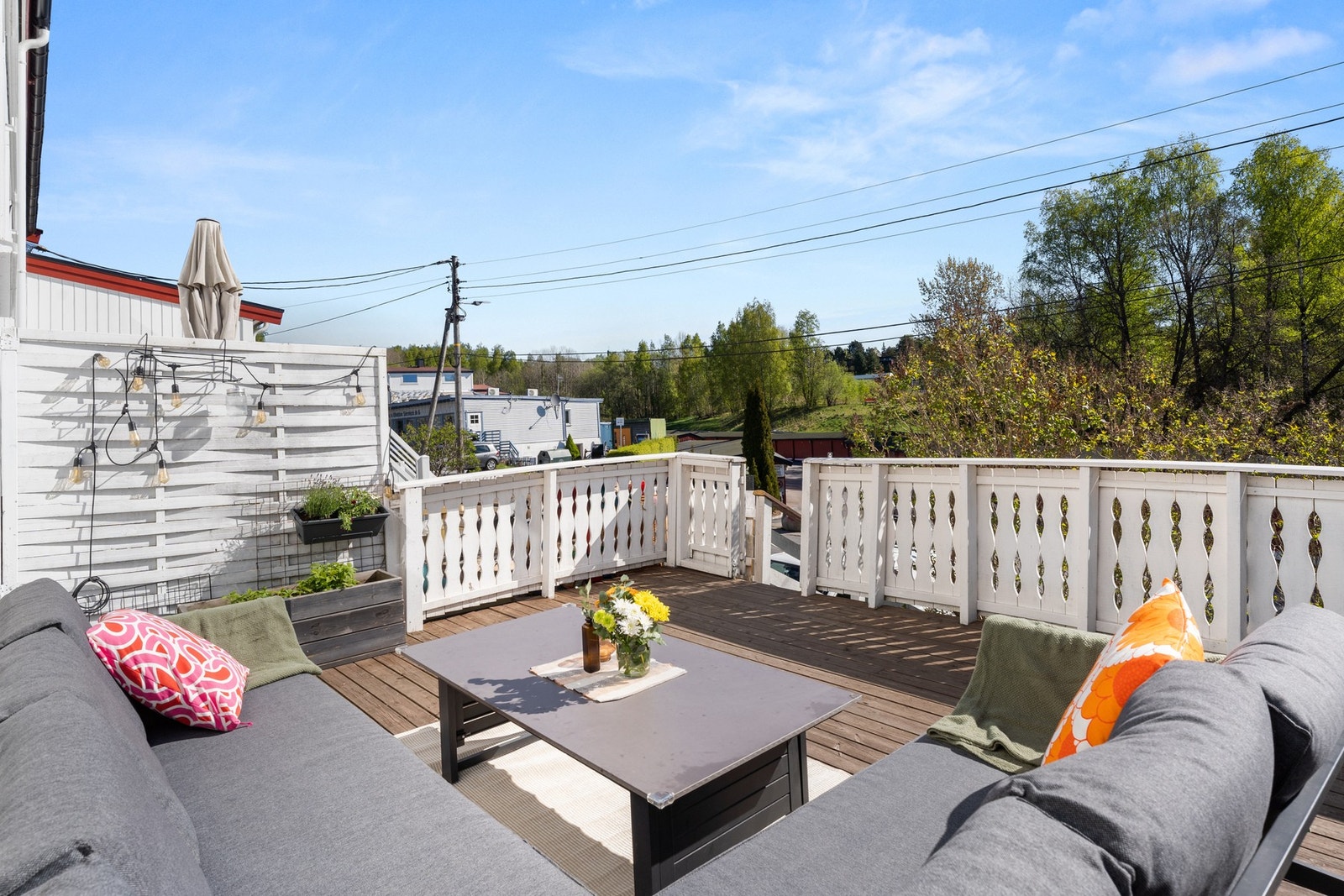 Her kan sommerhalvåret nytes til det fulle. Inviter venner og bekjente til et hyggelig sommermåltid. Galleribilde