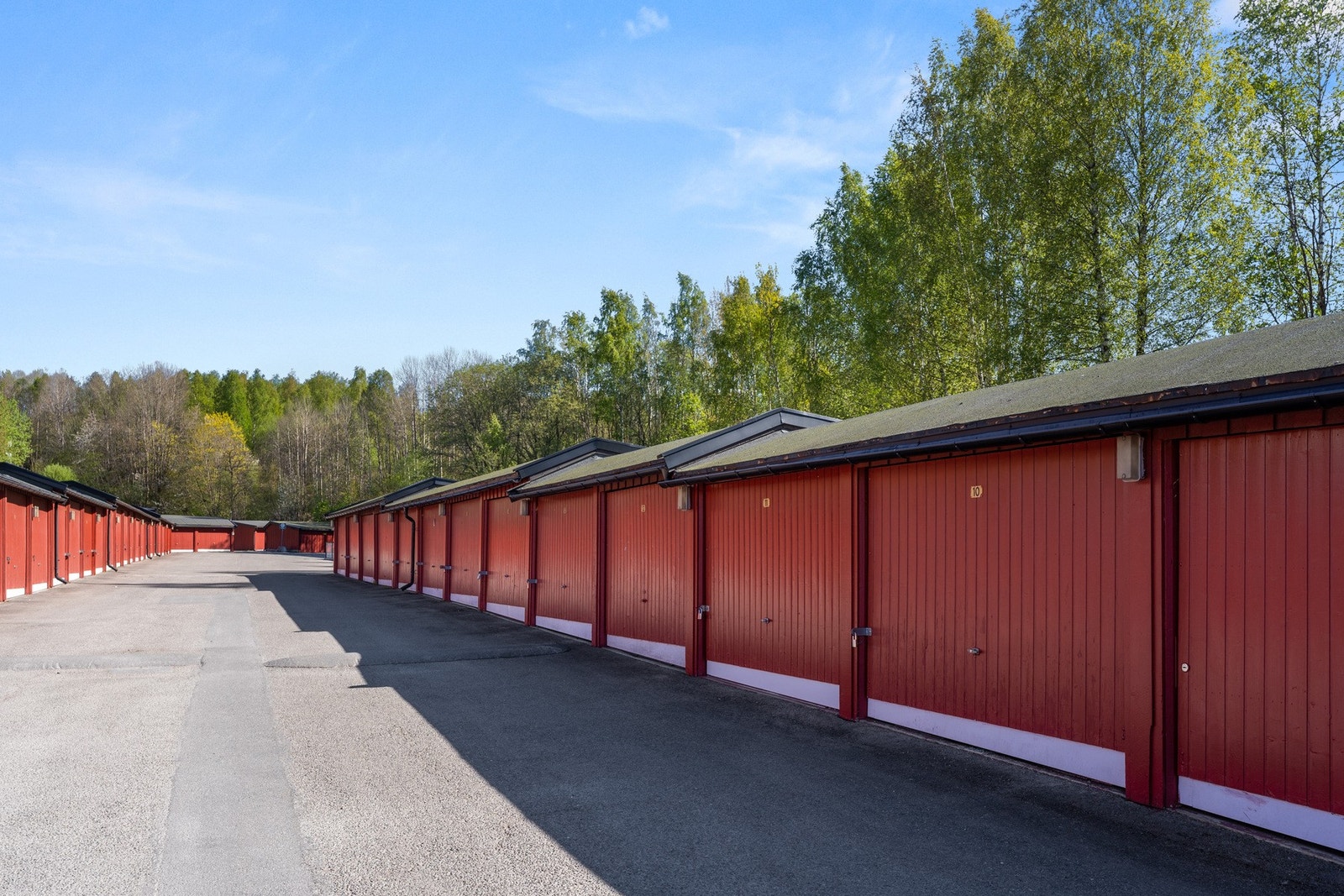 Nåværende eier har garasjeplass rett nedenfor huset. Denne kan evt kjøpes separat etter nærmere avtale. Galleribilde