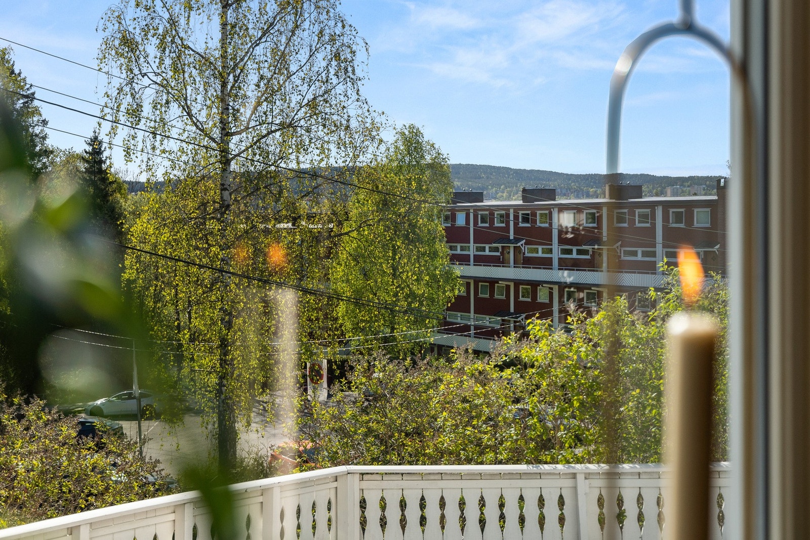 Fint utsyn gjennom kjøkkenvinduet. Galleribilde