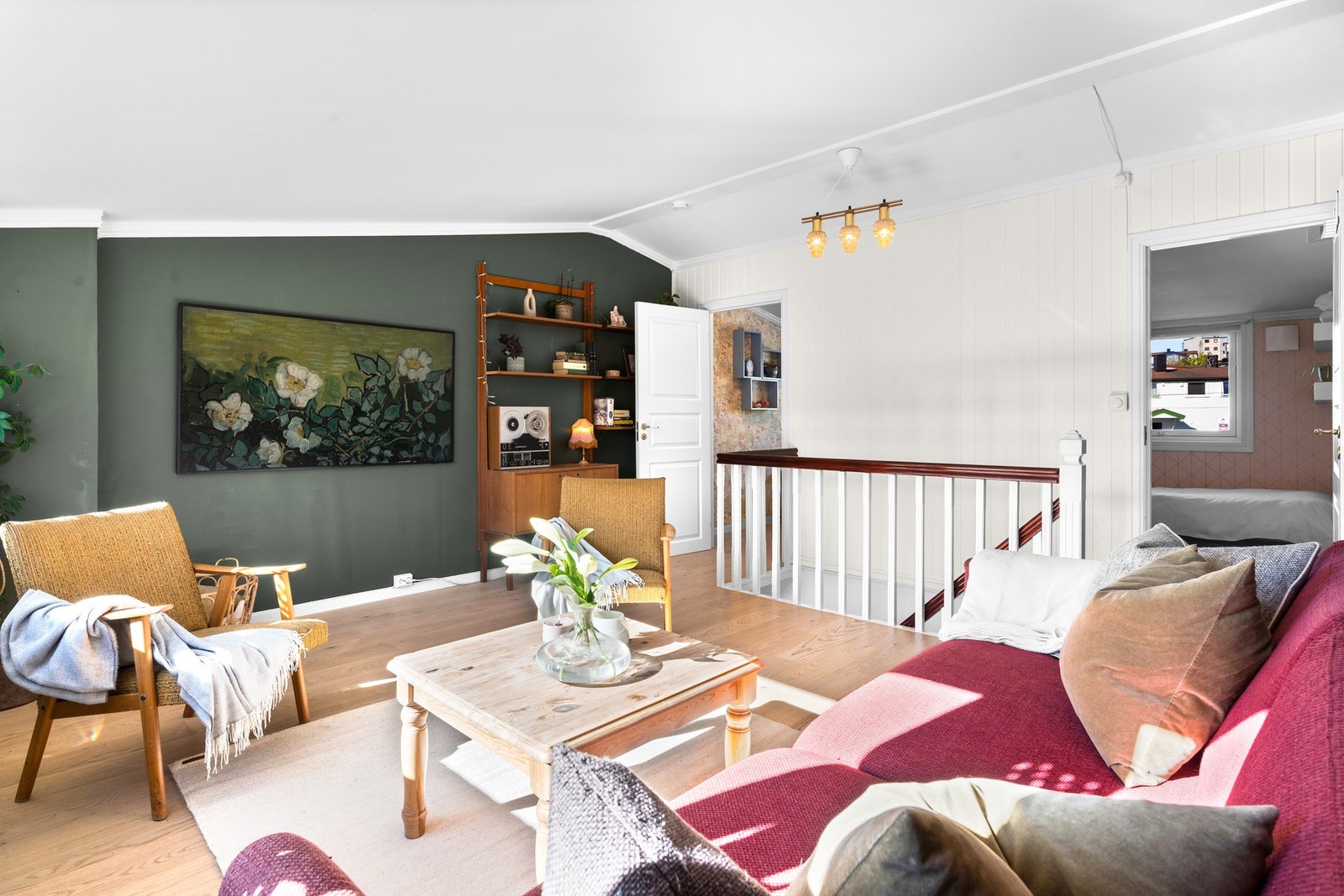 Under oppussingen ble det valgt fine fargevalg som appellerer til ro og harmoni. Her ligger alt til rette for god kvalitetstid med dine nærmeste. Galleribilde