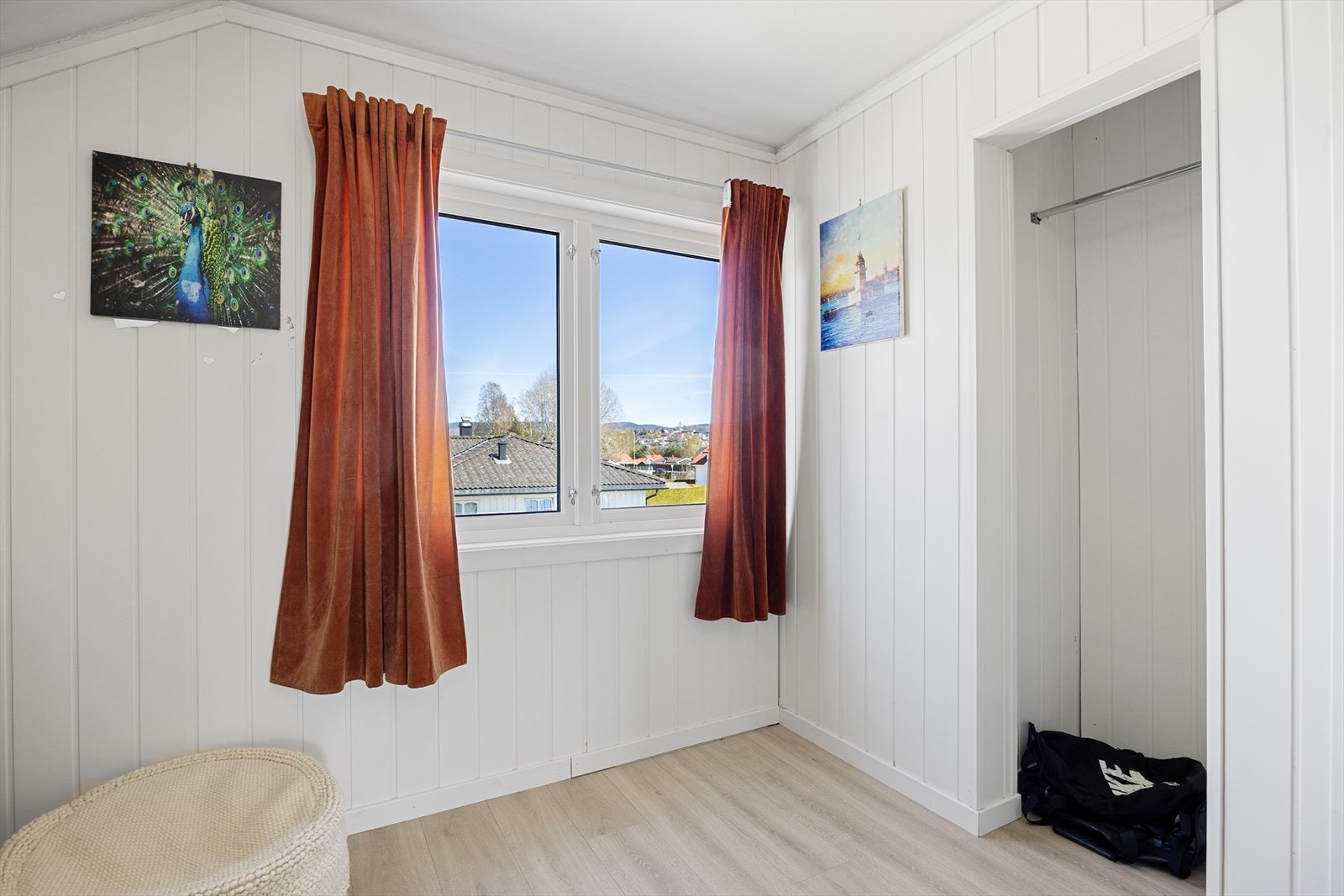 Rommet har en praktisk nisje for garderobeløsning. Galleribilde