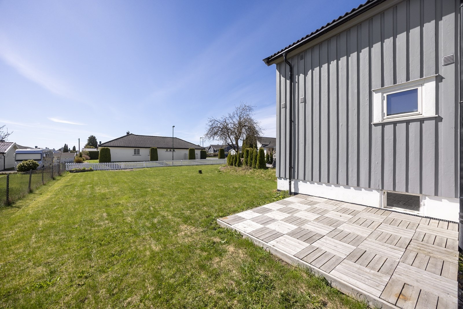 Den store, flate plenen er ideell for lek og aktiviteter. Galleribilde