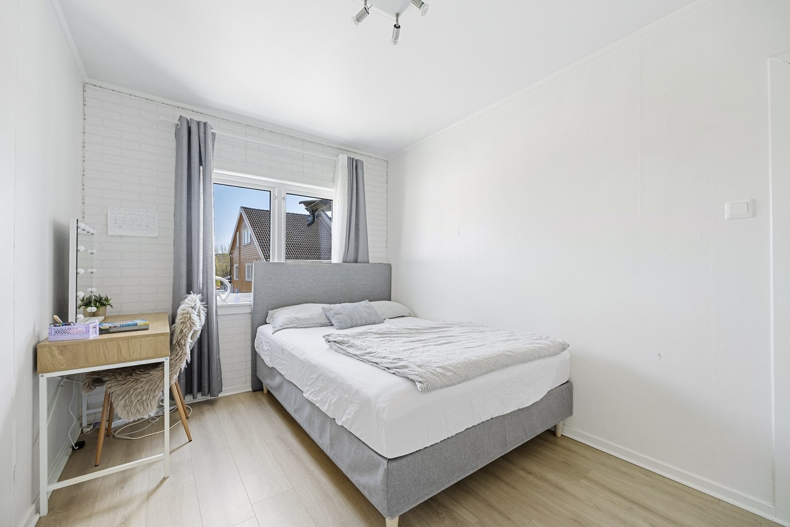Det andre soverommet i første etasje, med plass til seng og skrivebord. Galleribilde