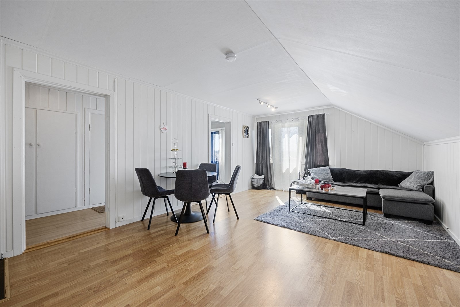 Stuen i andre etasje er romslig, med plass til både sittegruppe og spisebord. Galleribilde