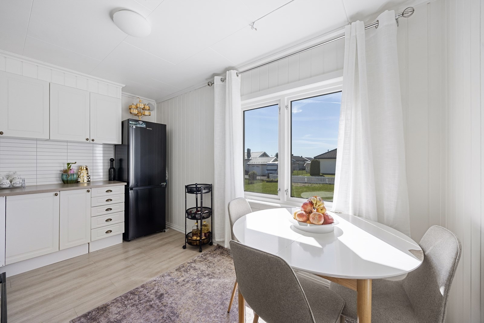 Kjøkkenet i første etasje ble pusset opp i 2017 og har profilerte fronter og laminat benkeplate. Galleribilde
