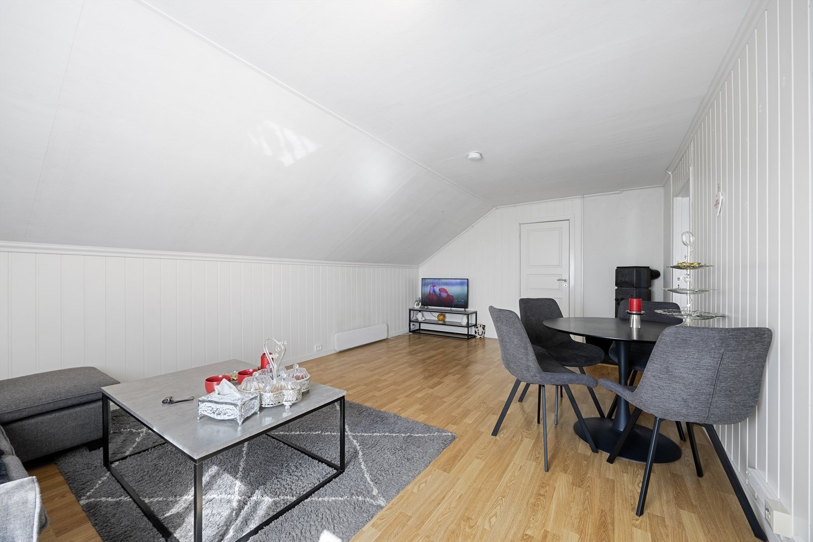 Skråtaket gir stuen i andre etasje en egen karakter. Galleribilde
