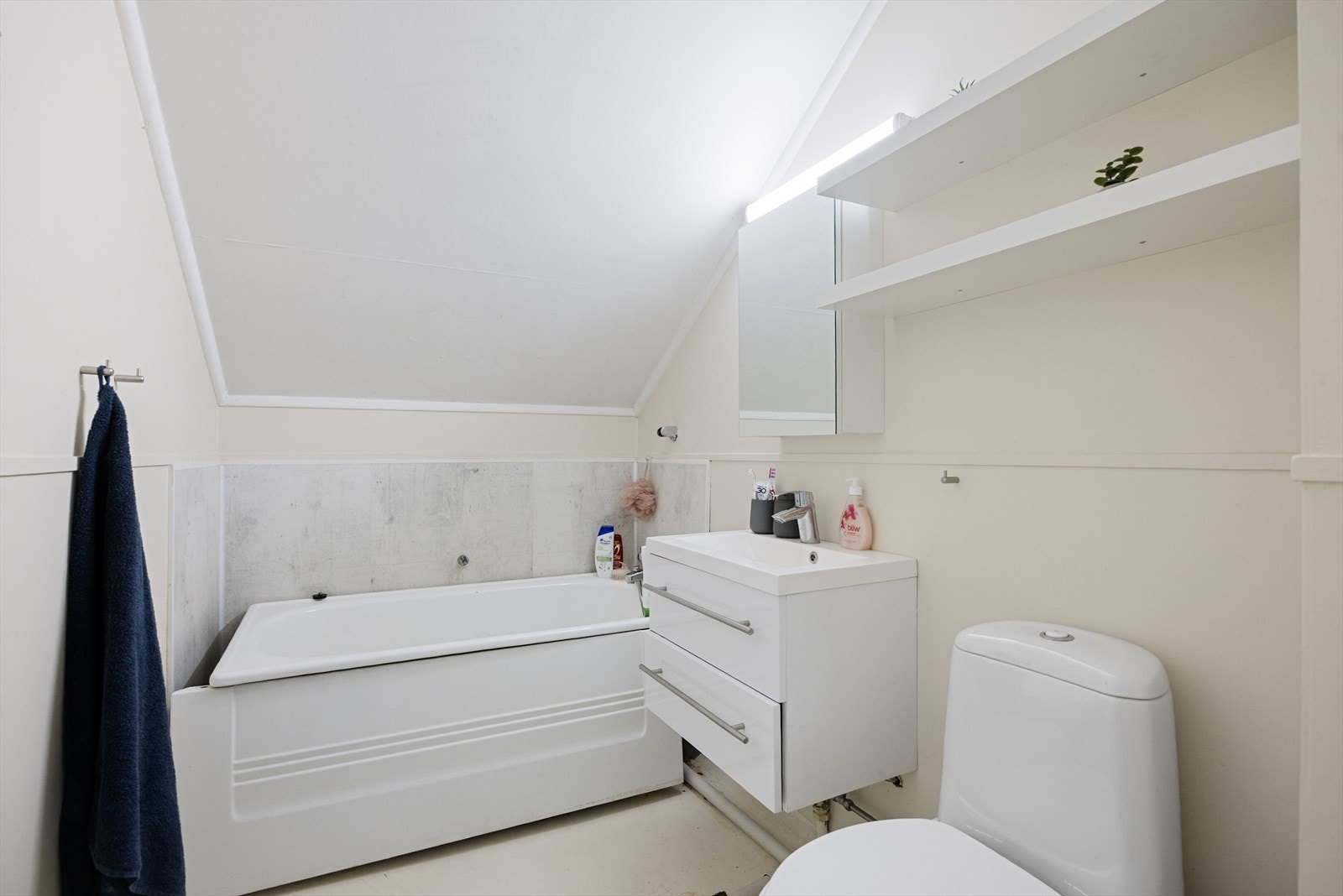 Badet i andre etasje er utstyrt med badekar, toalett og servant i innredning. Galleribilde