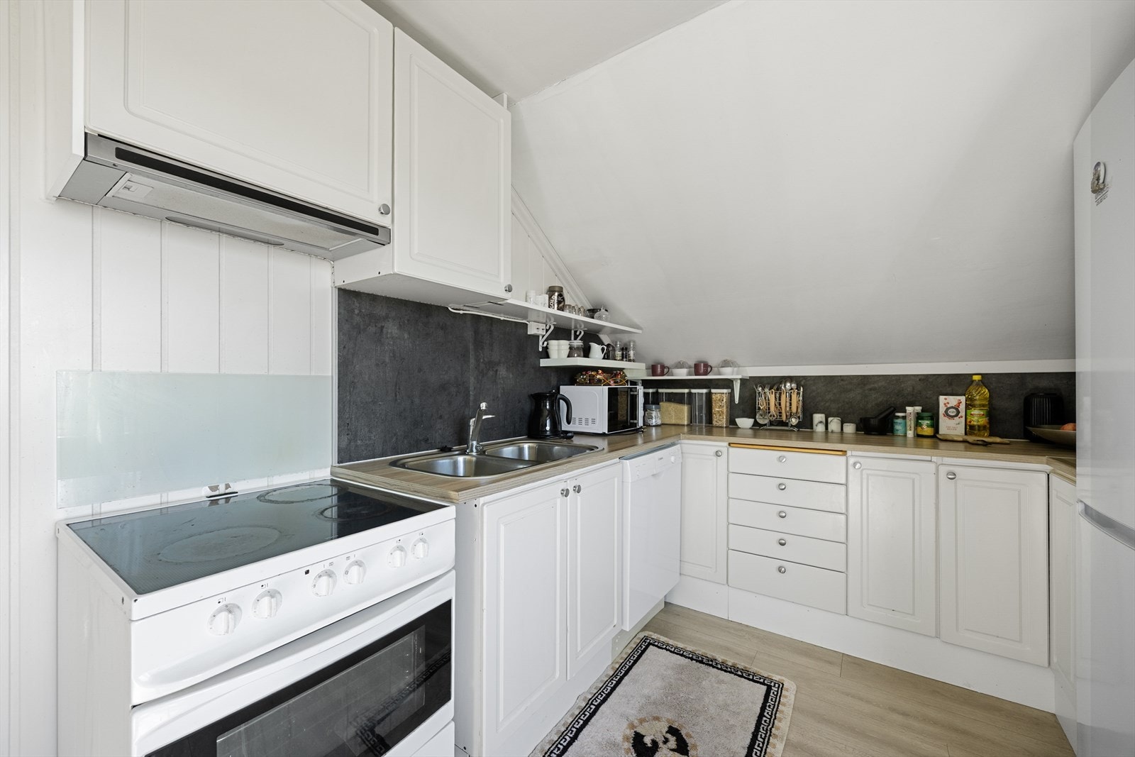 Her er det opplegg for frittstående hvitevarer og avtrekk over kokesonen. Galleribilde