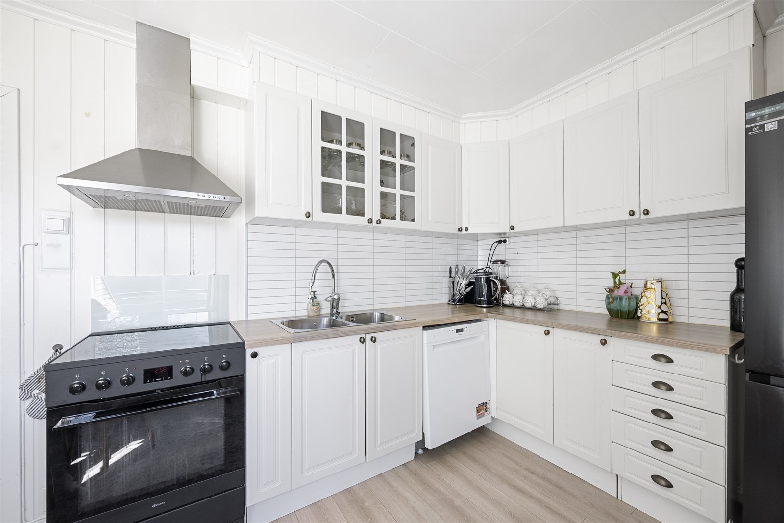 Innredningen har opplegg for frittstående hvitevarer, og ventilator med utlufting via yttervegg. Galleribilde