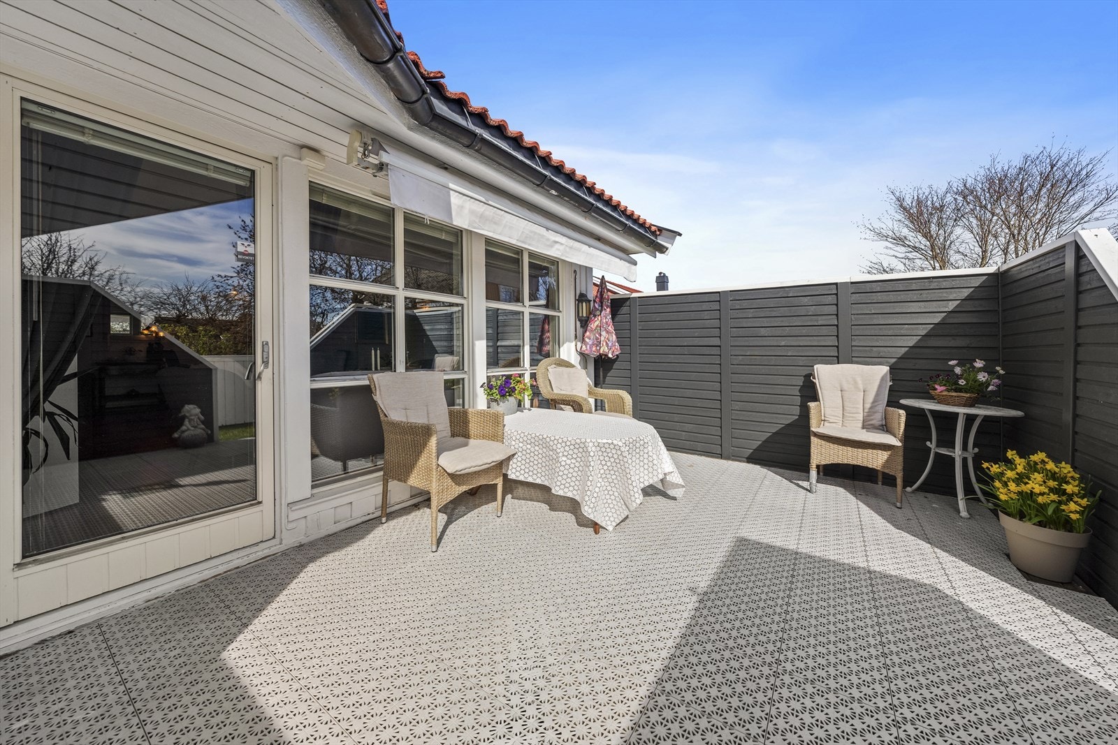 Romslig terrasse med gode solforhold Galleribilde