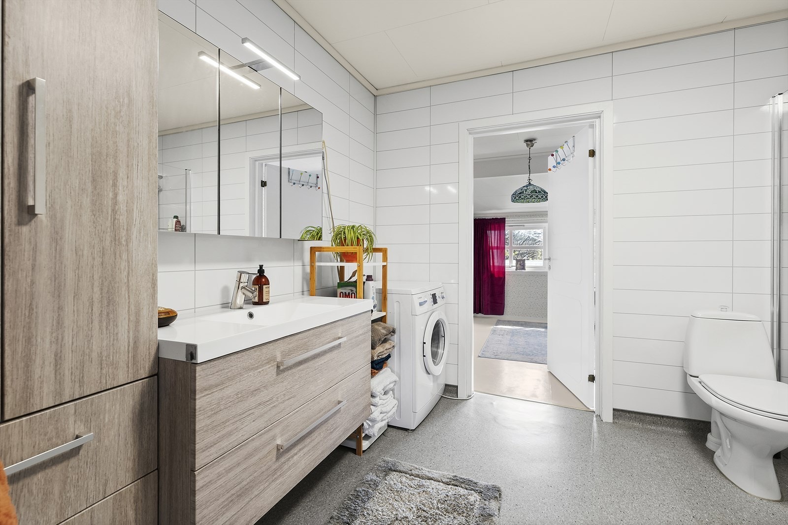 Pent bad med dusj og badekar. Adkomst både fra gang og hovedsoverommet. Galleribilde