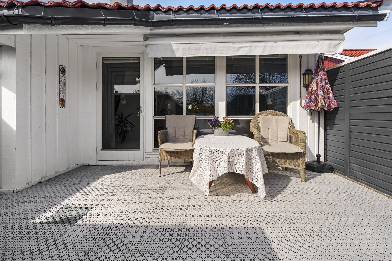 Romslig terrasse med gode solforhold Galleribilde