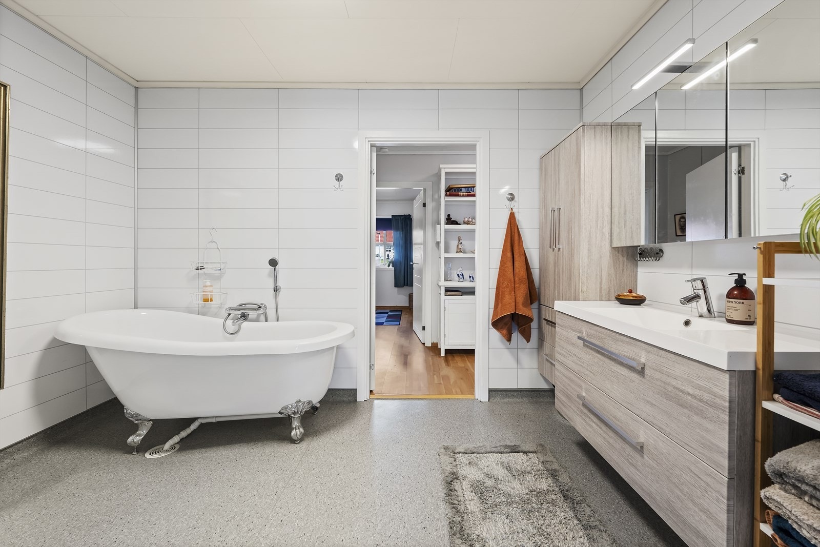 Pent bad med dusj og badekar. Adkomst både fra gang og hovedsoverommet. Galleribilde