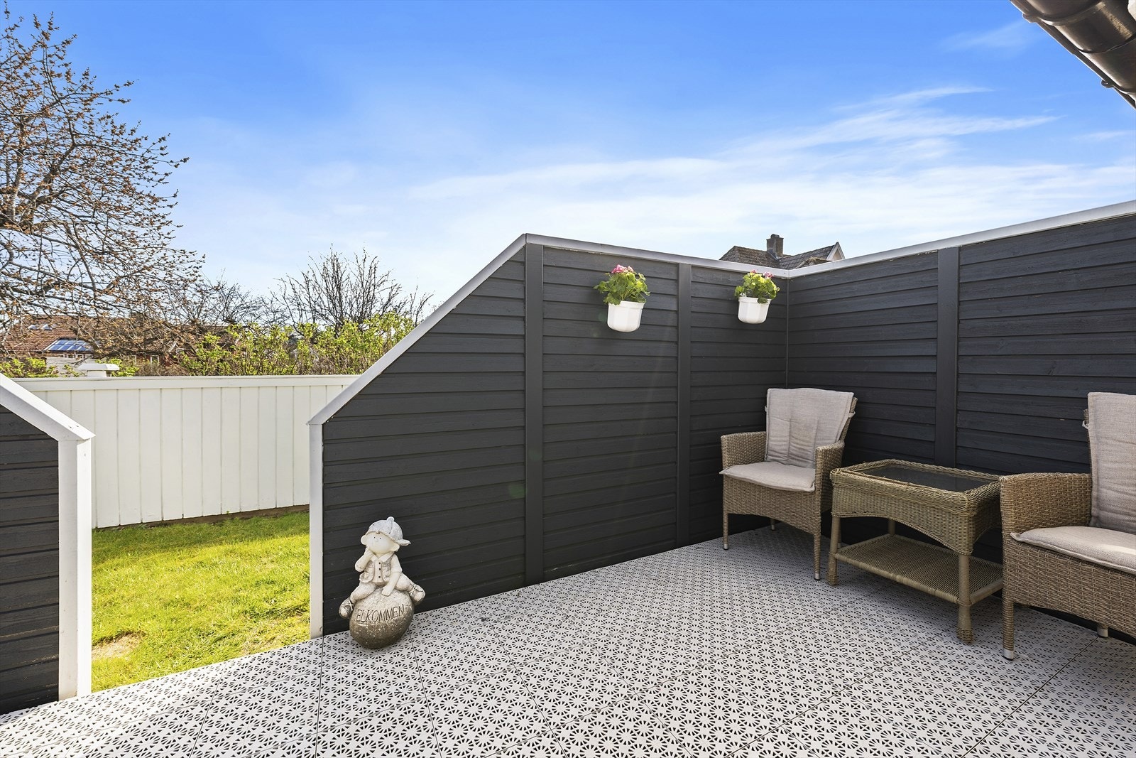 Romslig terrasse med gode solforhold Galleribilde