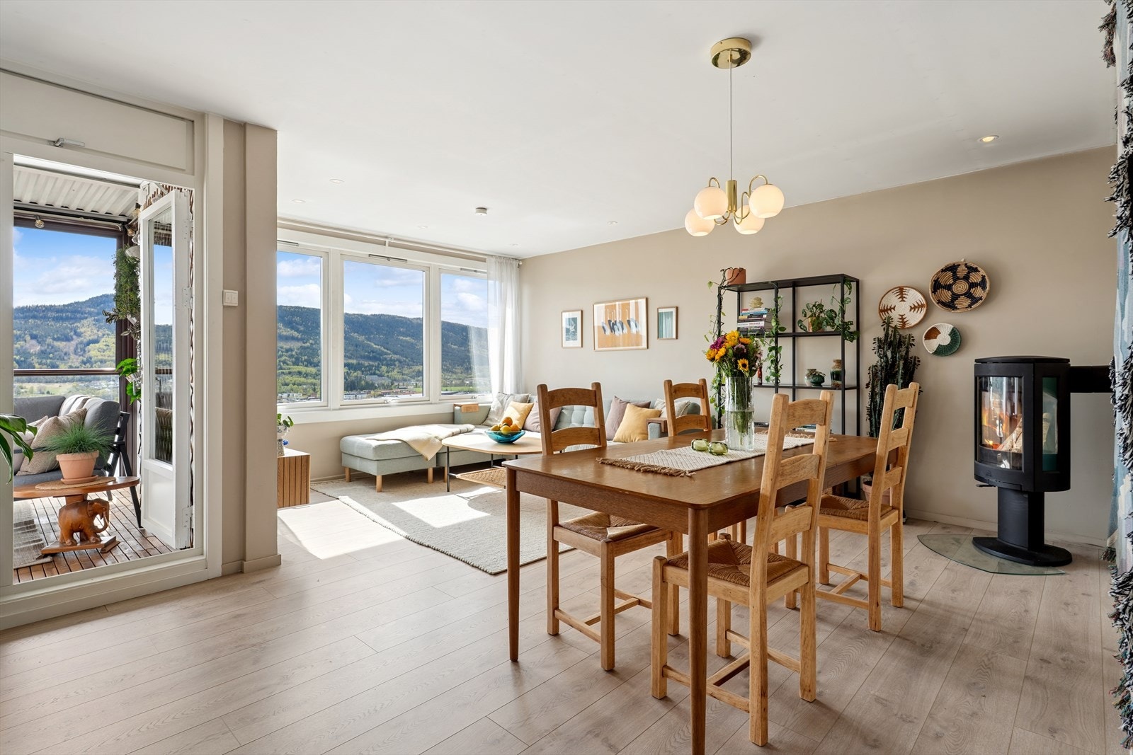Lys og fin stue med god plass til både sofa- og spisegruppe. Galleribilde