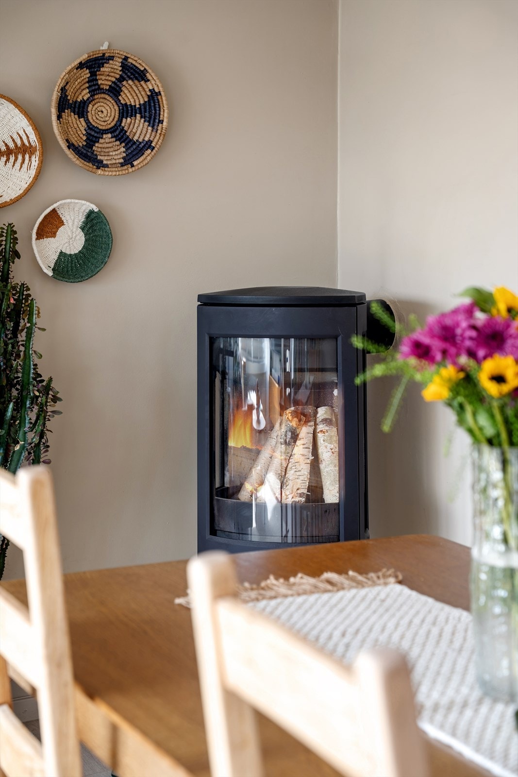 I stuen finner du også en vedovn som gir god varme og en lun stemning på kalde dager. Galleribilde