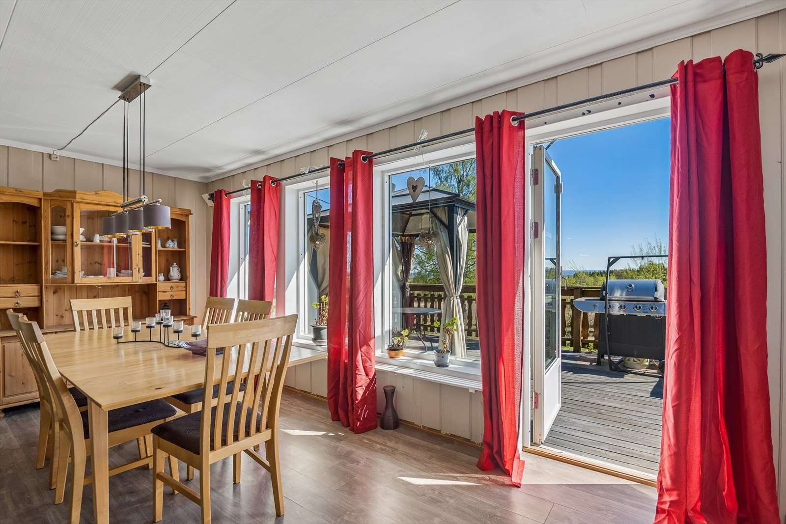 Direkte utgang fra stuen til en stor, sørvendt veranda. Galleribilde