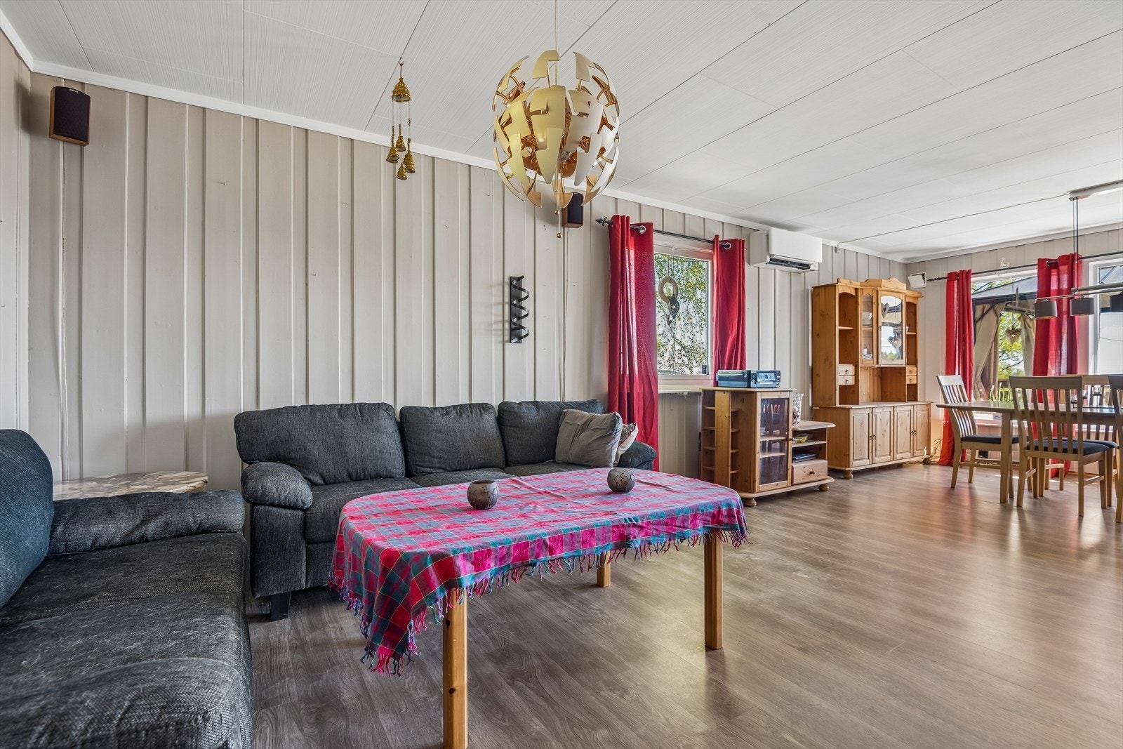 Vegger med trepanel og malte plater. Galleribilde
