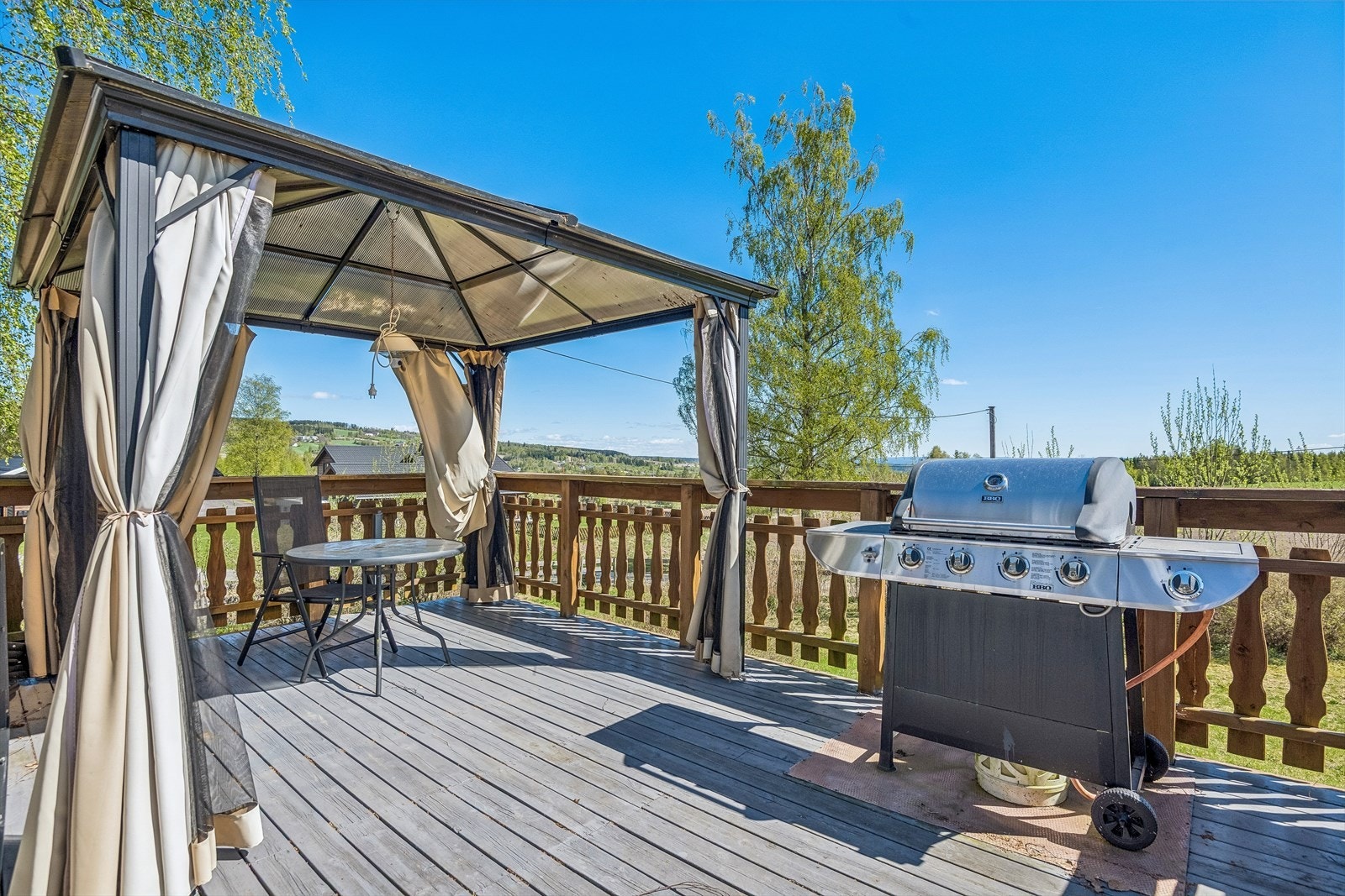 God plass til både sittegruppe og grill på verandaen. Galleribilde