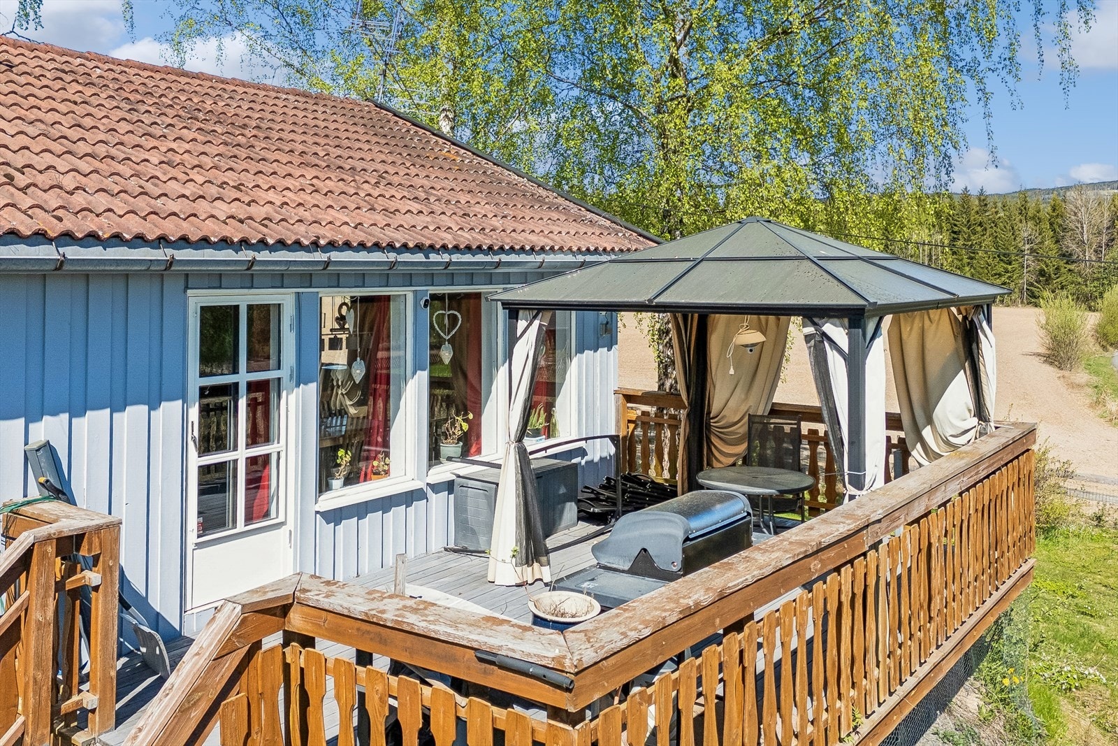 Den romslige verandaen er et flott supplement til stuen og har trapp ned til hagen. Galleribilde
