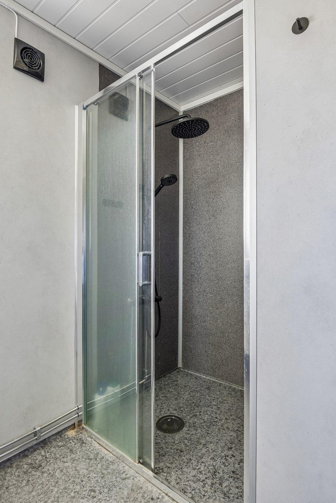 Badet har en egen dusjnisje med skyvedør. Galleribilde