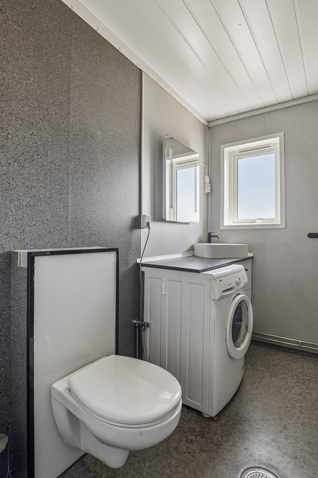 Badet har vinylbelegg på gulvet og en elektrisk vifte som aktiveres ved fukt. Galleribilde