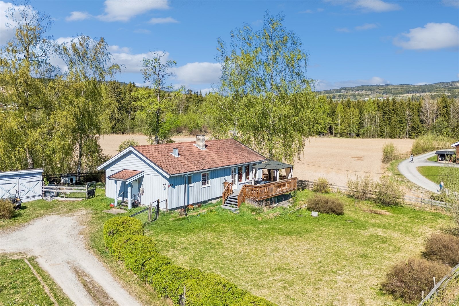 På tomten står også en eldre garasje med lagringsmuligheter. Galleribilde