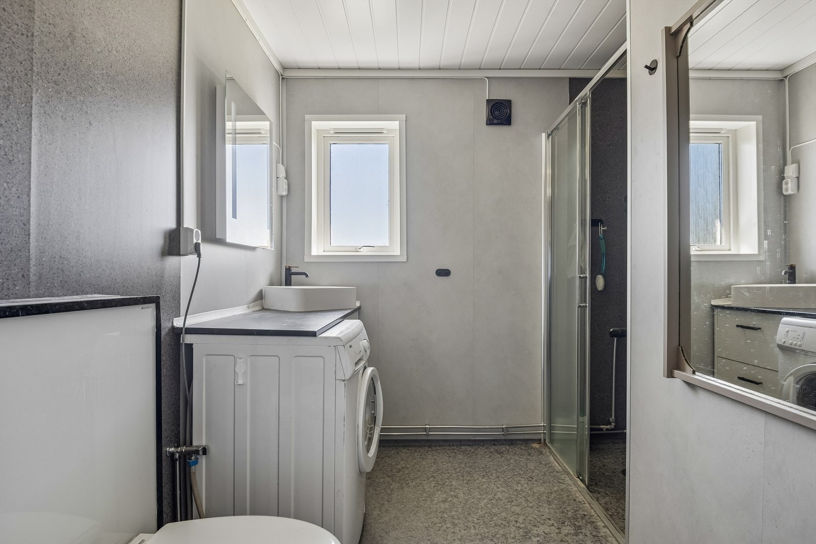 Her er det elektriske varmekabler i gulvet og opplegg for vaskemaskin. Galleribilde
