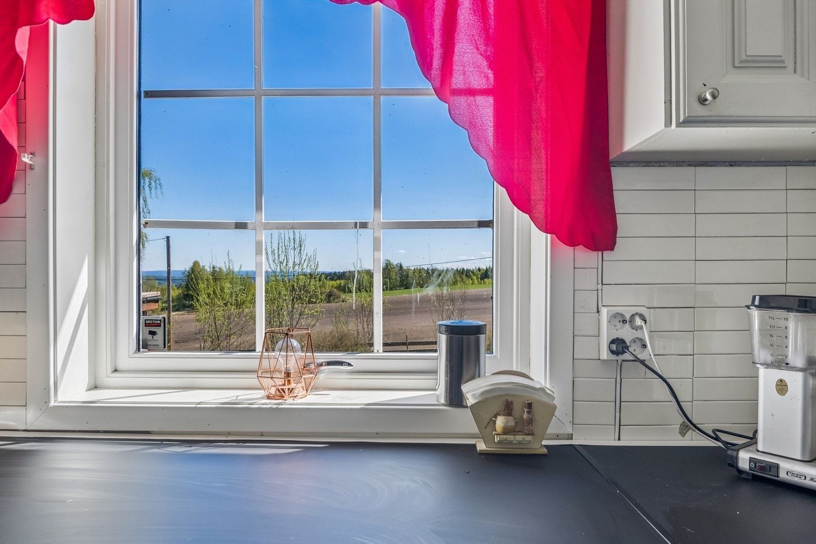 Kjøkkenventilator med avtrekk ført ut av boligen. Galleribilde