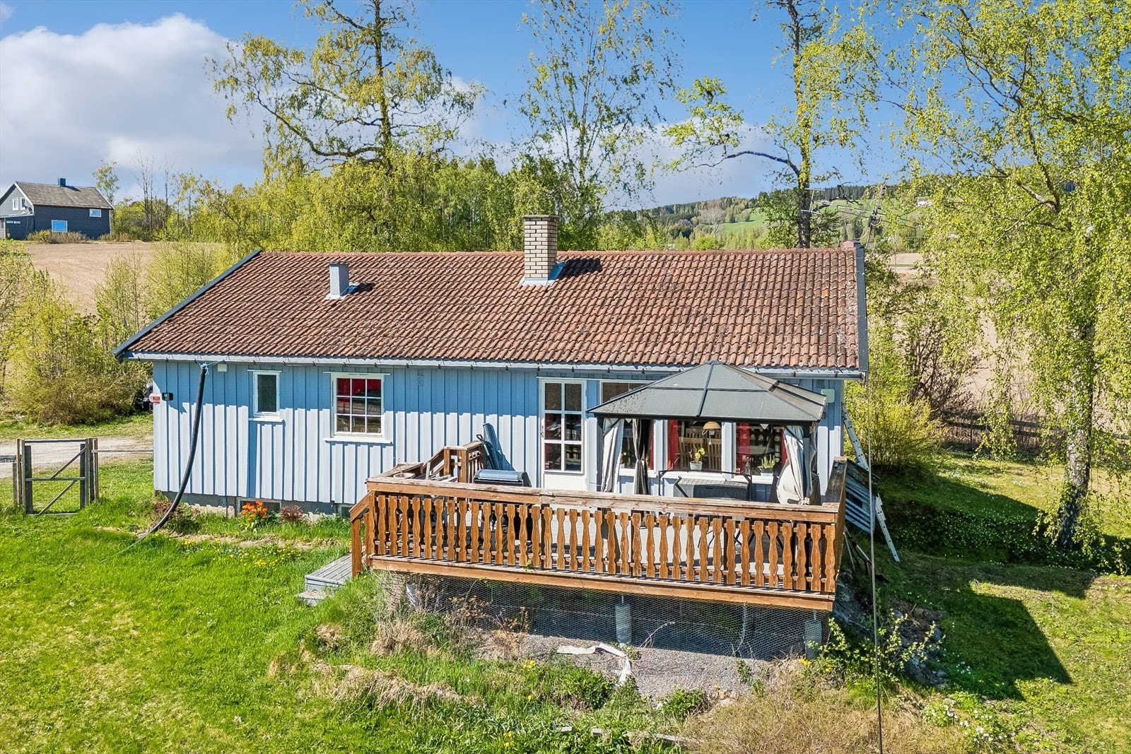 Fra den sørvendte verandaen har du utsikt over det omkringliggende kulturlandskapet. Galleribilde
