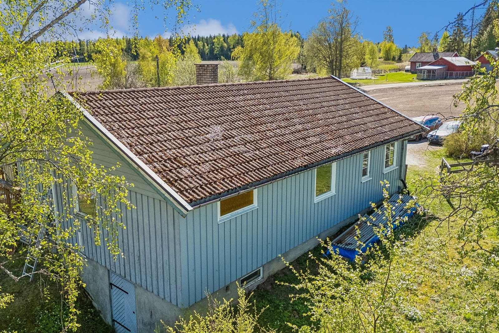 Bygningen har saltak med taktekking av betongtakstein og stående bordkledning på fasaden. Galleribilde