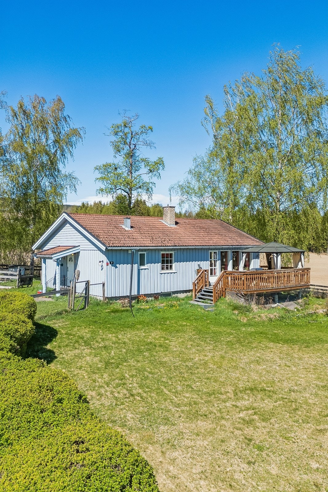 Enebolig fra 1980 med en innholdsrik planløsning, oppvarmet med både varmepumpe og peisovn. Galleribilde