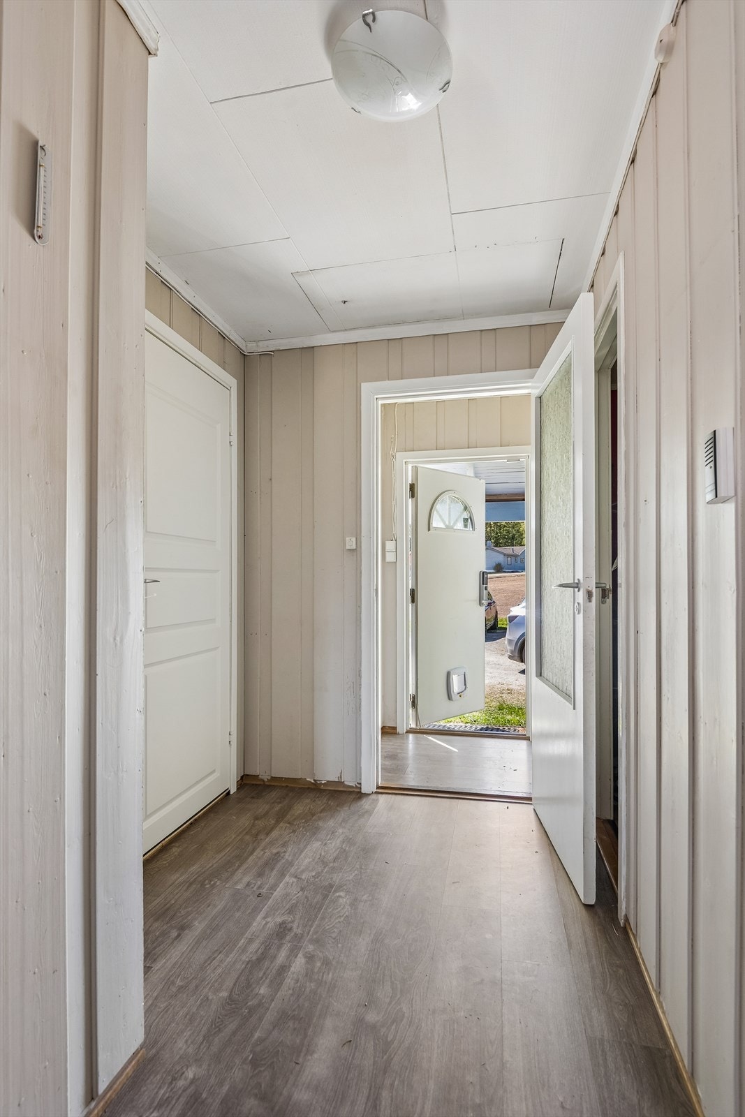 Vindfanget leder inn til en sentral gang som fordeler tilgang til boligens rom. Galleribilde