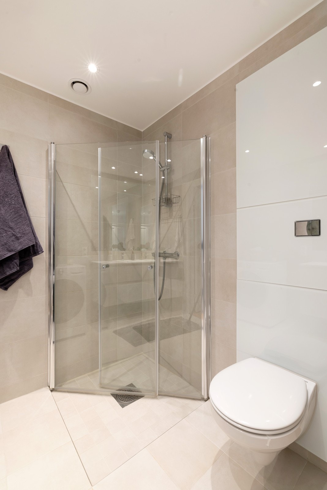 Badet er helfliset og utført i moderne, men likevel tidløse, overflater. Galleribilde