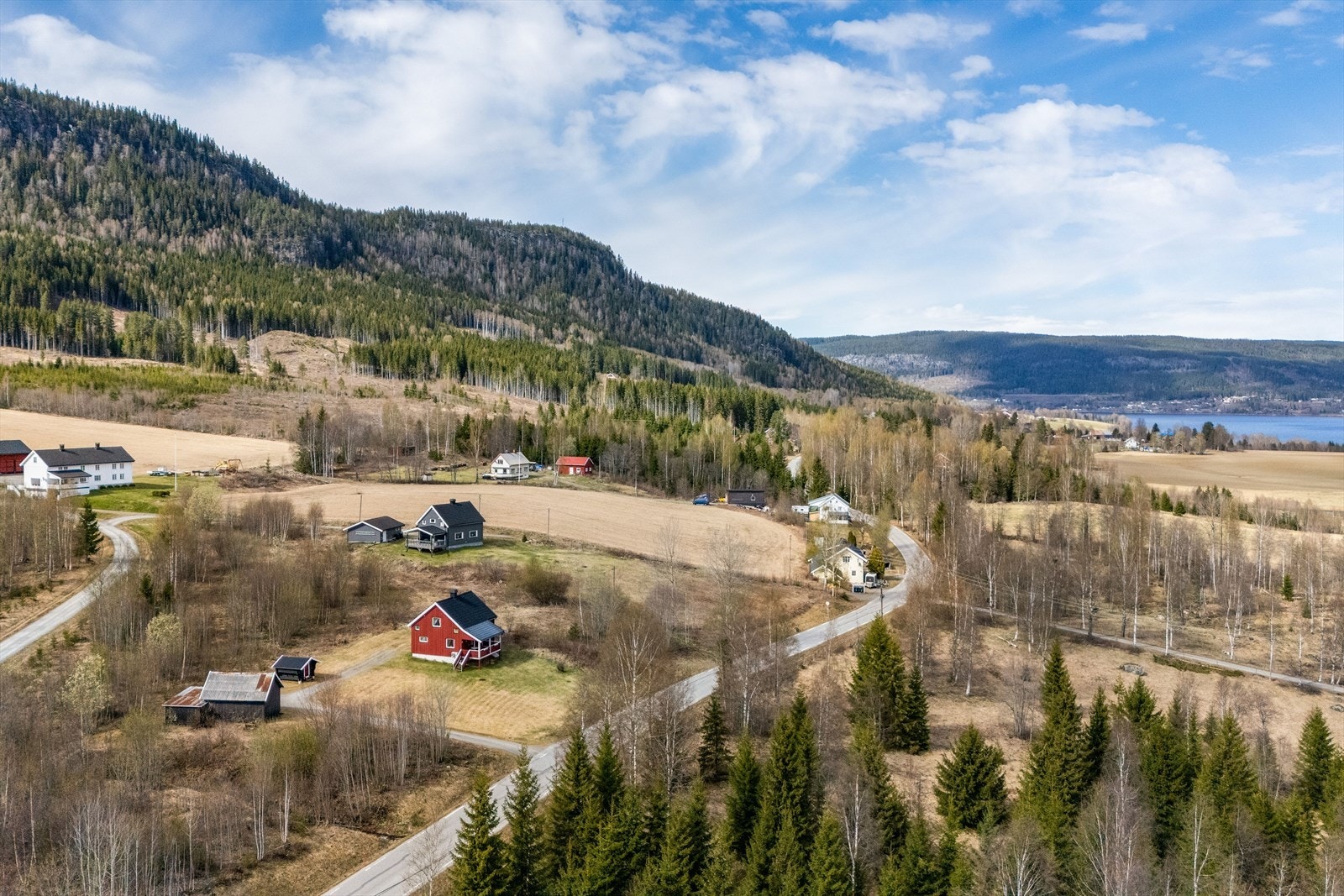 Vestsida byr på kort vei til Randsfjorden, landlig idyll og unike turmuligheter innover sagnomsuste Veståsen. Galleribilde