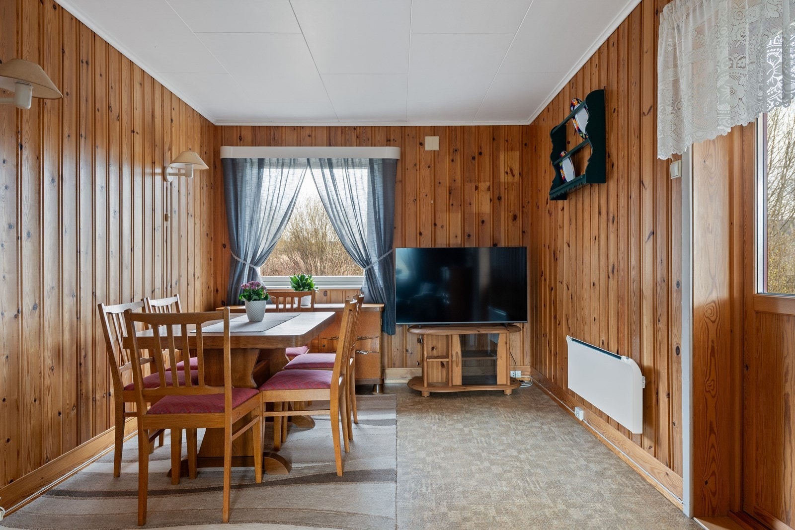 Fra spisestuen er det utgang til overbygd terrasse. Galleribilde