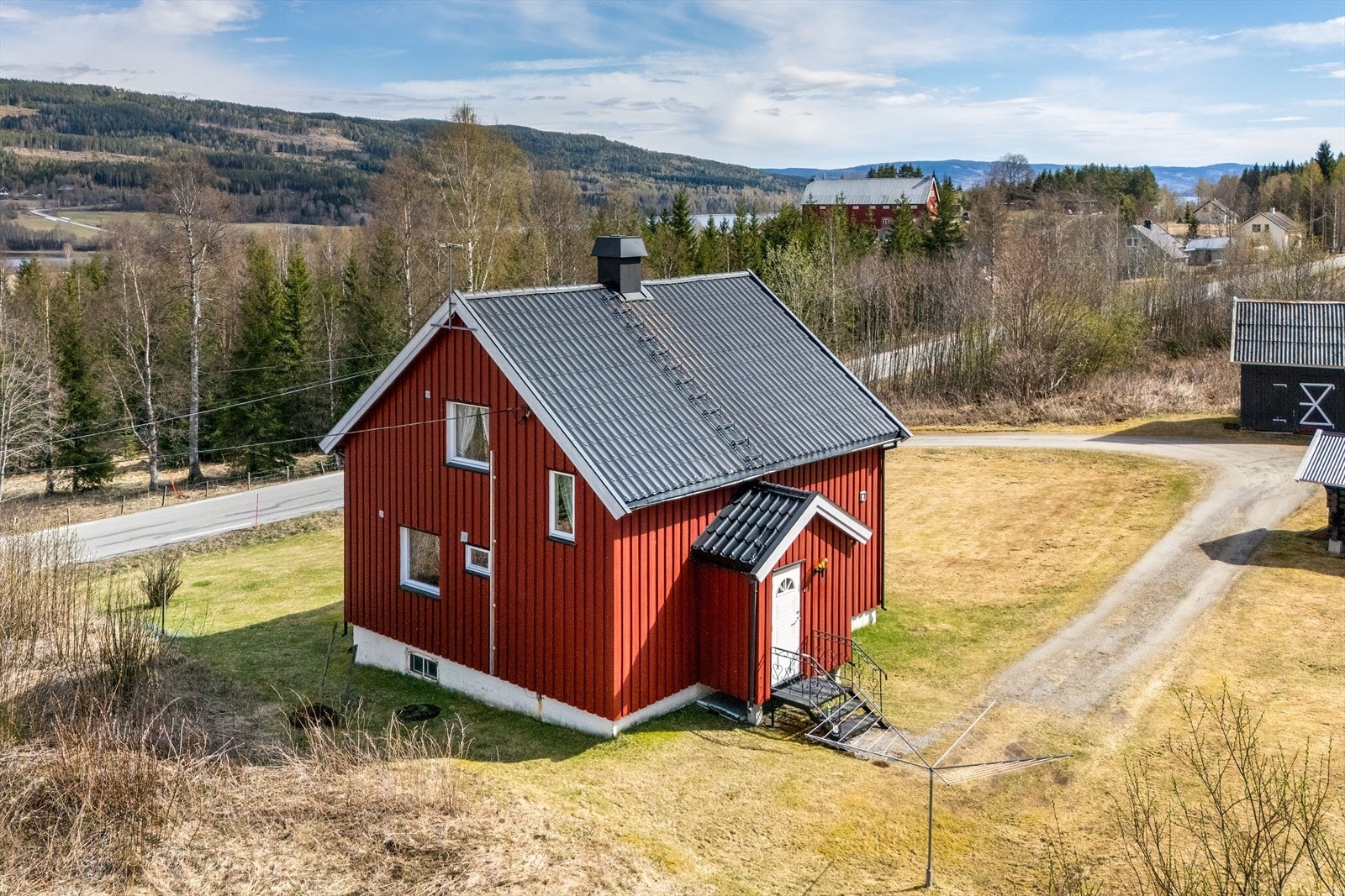 Dette hjemmet har en herlig atmosfære og et sjarmerende preg. Ønsker du å beholde stilen fra husets tidsepoke eller vil du modernisere? Dette er et hjem med muligheter! Ditt drømmehjem? Velkommen på visning! Galleribilde