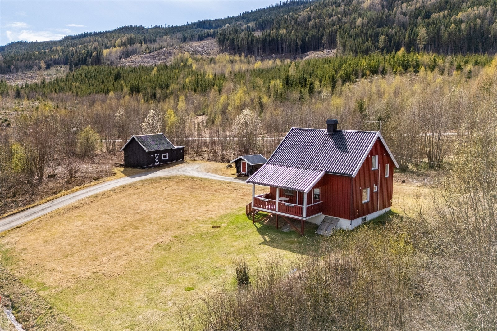 Velkommen til Vestsidevegen 273; en sjarmerende eiendom i naturskjønne omgivelser! Galleribilde