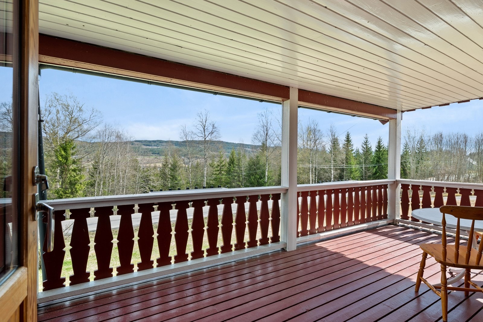Overbygd terrasse der du kan nyte varme sommerdager og sene kvelder i ro og fred. Galleribilde