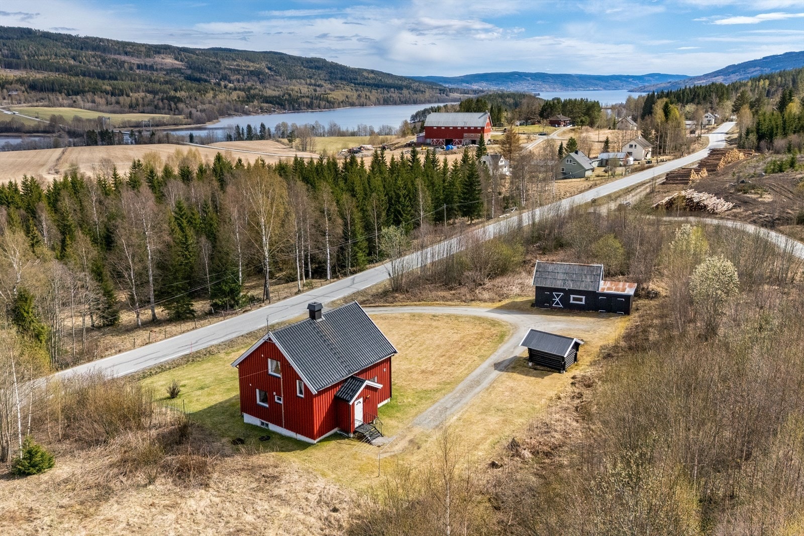 Kort vei til Randsfjorden og flotte turmuligheter året rundt! Galleribilde