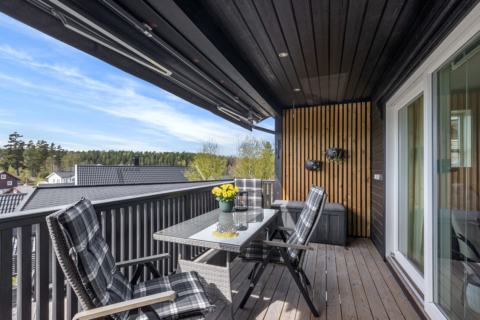 En fin uteplass med utgang fra stuen. Galleribilde