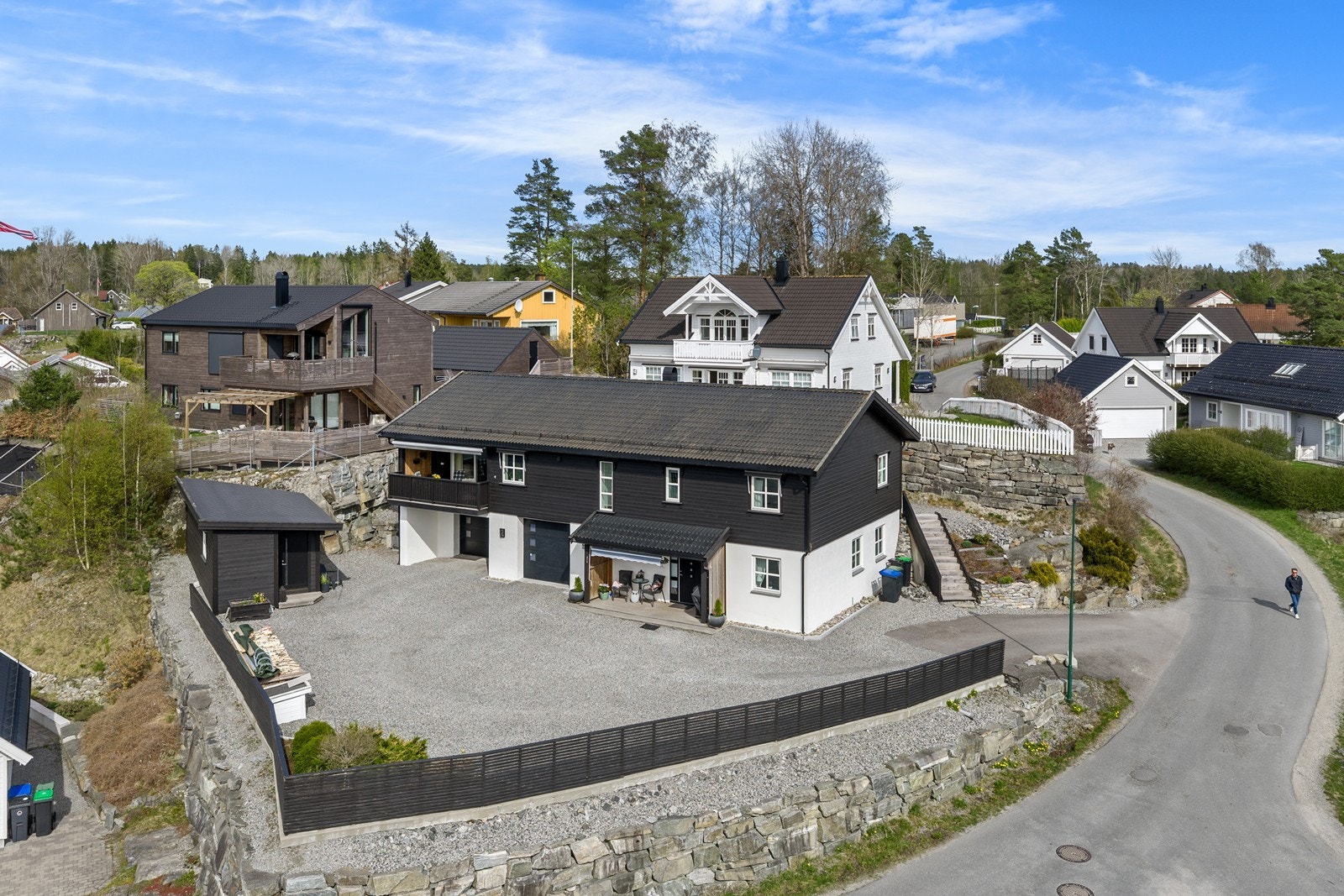 En innholdsrik enebolig fra 2012 med fem soverom, to bad og integrert garasje med plass til til biler. Galleribilde