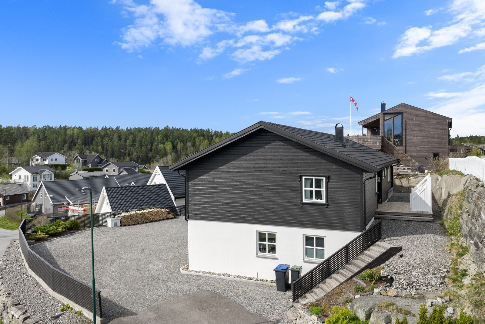 Eneboligen er oppført i 2012 med fasader i liggende bordkledning og tak tekket med betongtakstein. Galleribilde