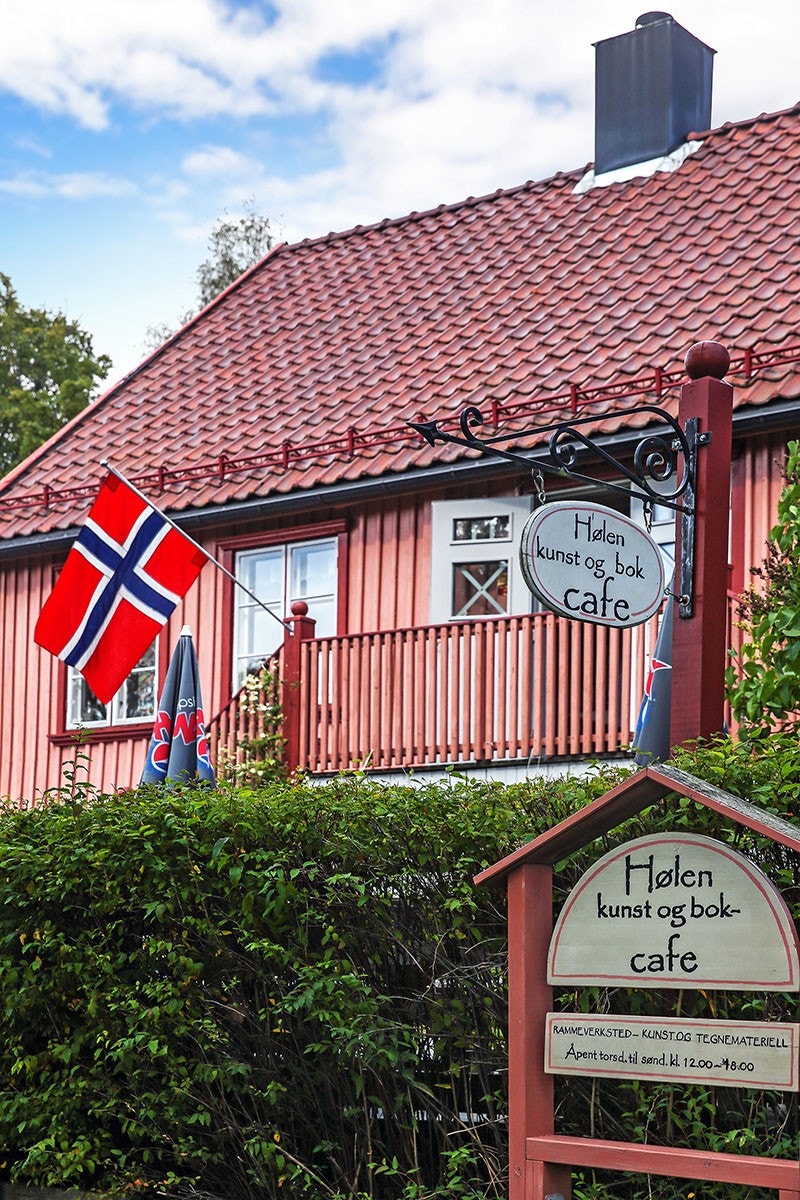 Hølen sommer - bokkafe (2).jpg Galleribilde
