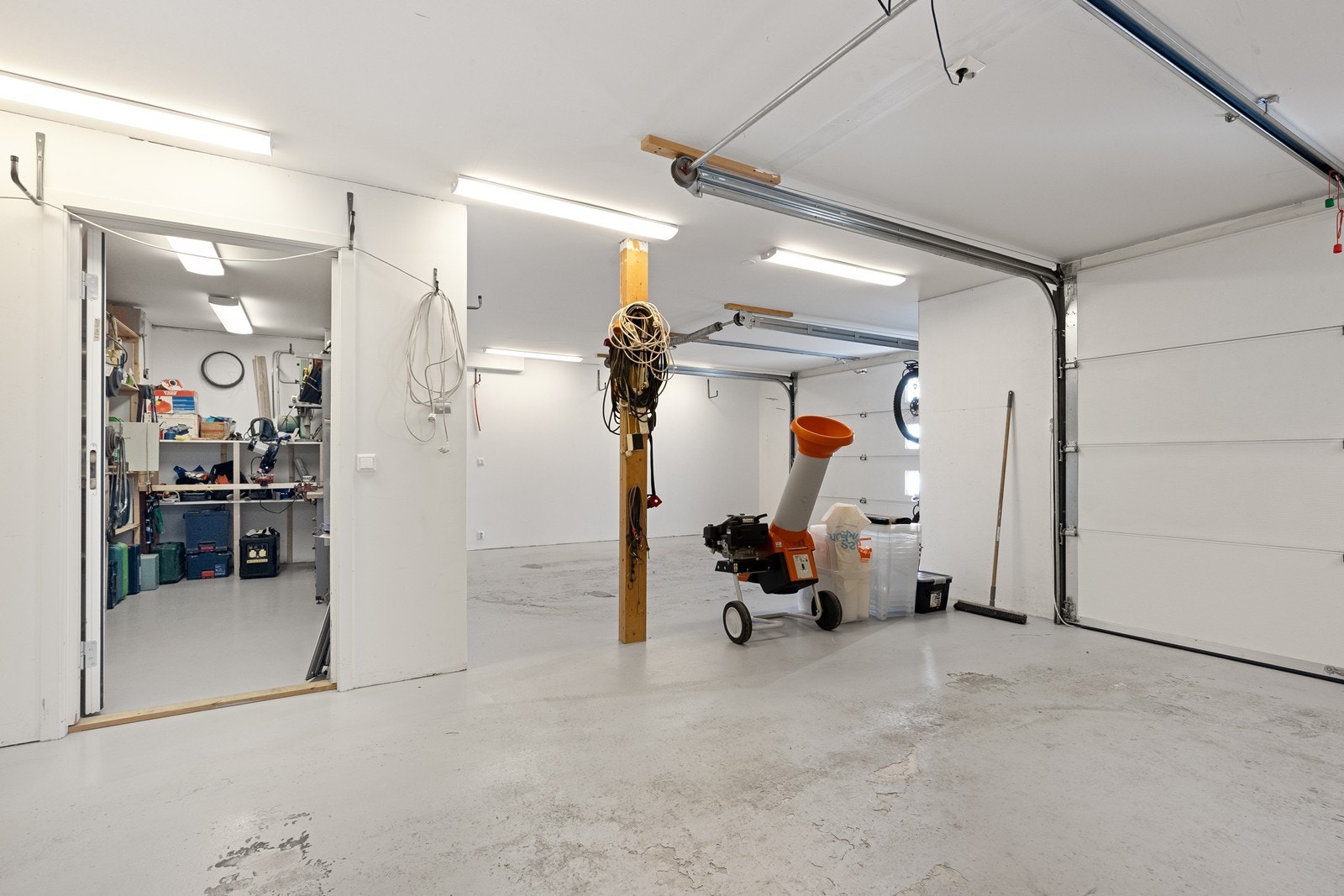 Fra garasjen er det inngang til et lagerrom og videre inn til hallen. Galleribilde